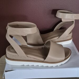 Giani Bernini Tan Sandals with Gold Accent